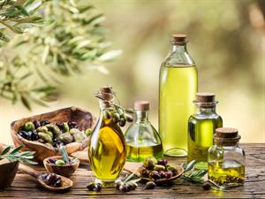 Shutterstock_350179640_bottles of olive oil_olīvu eļļas pudeles.jpg