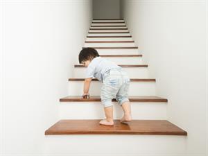Shutterstock_712951429_boy going upstairs_zēns kāpj pa kāpnēm.jpg