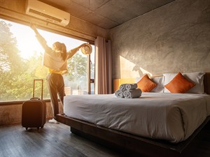 shutterstock_1506301535_tourist in hotel_tūriste hotelī.jpg