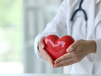 shutterstock_2475799191_heart in doctor hands_sirds ārsta rokās.jpg