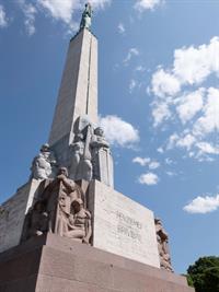 Henk Vrieselaar Shutterstock_2326774883_freedom monument_brīvības piemineklis slīpi.jpg