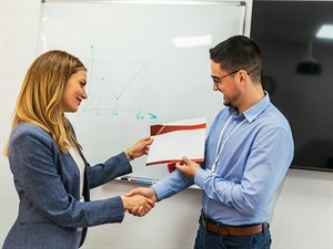 shutterstock_2314410311_recieve sertificate_saņem sertifikātu.jpg