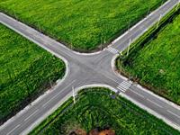 Shutterstock_2171980215_road intersection_ceļa krustojums.jpg