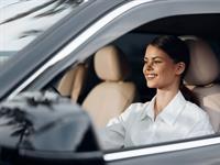 Shutterstock_2494027401_woman driving car_sieviete vada mašīnu.jpg