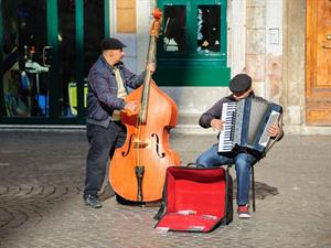 Beatrice Sirinuntananon Shutterstock_street musicians_ielas muzikanti.jpg