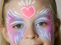 shutterstock_2681366667_girl with face paint_meitene ar sejas grimu.jpg