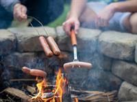 shutterstock_1842905659_roasting sausages_cep cīsiņus.jpg