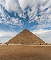 655px-Great_Pyramid_of_Giza_and_Egyptian_sky.jpg