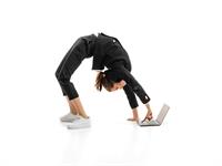 Shutterstock_2139198485_woman doing backbend_sieviete stāv tiltiņā.jpg