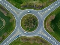 Shutterstock_2287509125_roundabout_apļa krustojums.jpg