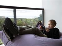 Shutterstock_2259008221_teenager playing phone_pusaudzis spēlē telefonu.jpg