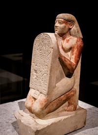 Kneeling_portrait_statue_of_Amenemhat_holding_a_stele_with_an_inscription_01.jpg