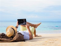 shutterstock_1051125320_man on beach_vīrietis pludmalē.jpg