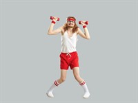 shutterstock_1905739117_weak man trying to workout_vājš vīrietis mēģina sportot.jpg