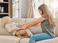 shutterstock_2494845837_siblings argue_brālis ar māsu konfliktē.jpg