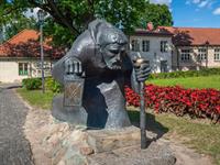 Diego Grandi Shutterstock_old man sculpture in Cesis_veca vīra skulptūra Cēsīs.jpg