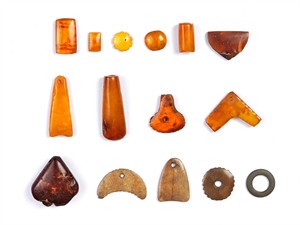 ATĻAUJA_260106_7778_Neolīta dzintara kaula un akmens rotas_pogveida krelles un piekariņi (1).jpg