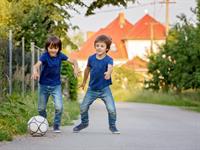 Shutterstock_1114989977_kids playing ball_bērni spēlē bumbu.jpg