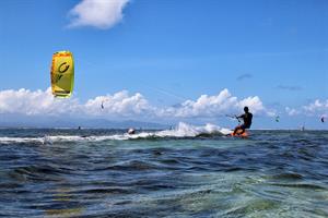 kite-surfing-1778293_960_720.jpg