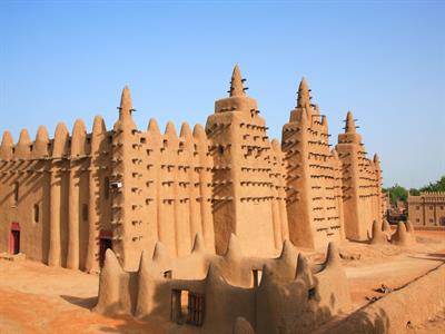 Shutterstock_357010901_Clay mosque in Mali_Lielā Džennes kleķa mošeja.jpg