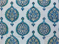 Shutterstock_2269262513_Iznik tiles detail in Topkapi palace_Izniku flīzes ar ornamentiem.jpg