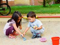 Shutterstock_1677677272_friends in sandbox_draugi smilšu kastē.jpg