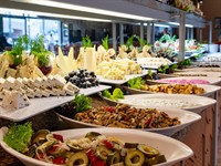 shutterstock_1919443064_open buffet_zviedru galds.jpg