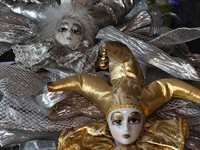 shutterstock_2621108175_Pierrot porcelain figures_Pjero porcelāna figūriņas.jpg