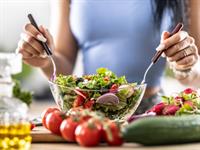 Shutterstock_2351367787_mixing salad_maisa salātu.jpg