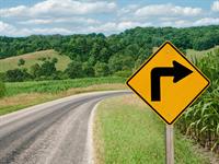 Shutterstock_152098160_right turn sign_labā pagrieziena zīme.jpg