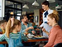 Shutterstock_2438029873_family dinning out_ģimene vakariņo.jpg