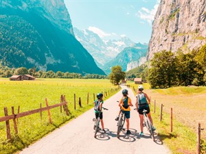 Shutterstock_2279477361_riding on bike_brauc ar velosipēdu.jpg