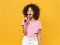 Shutterstock_1876201468_girl singing_meitene dzied.jpg