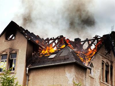 Shutterstock_98306411_burning house_degoša māja.jpg