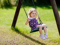 Shutterstock_1616317222_girl on swings_meitene uz šūpolēm.jpg