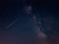 Shutterstock_2476605201_falling stars_krītošas zvaigznes.jpg