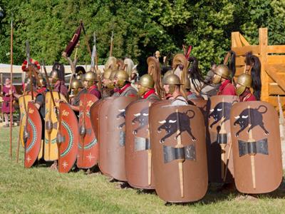 Mauro Carli Shutterstock_Roman soldiers in line_Romiešu karavīri ierindā.jpg