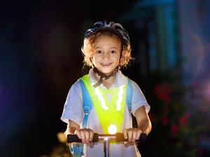 Shutterstock_1979000519_kid in reflective vest_bērns atsatarojošā vestē.jpg