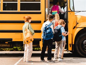 shutterstock_2489698189_kids going to school_bērni dodās uz skolu.jpg