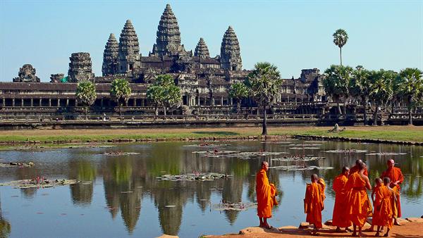 1024px-Buddhist_monks_in_front_of_the_Angkor_Wat (1).jpg