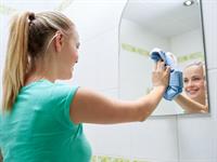 Shutterstock_252454732_clean the mirror_tīrīt spoguli.jpg