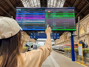 shutterstock_2654981343_train departure and arrival board_vilcienu kustības saraksts.jpg