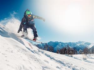 Shutterstock_598921001_snowboarding_snovbords.jpg