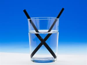 Shutterstock_174289295_straws in glass of water_salmiņi ūdens glāzē.jpg