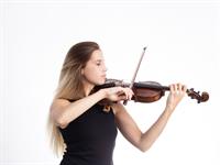 Shutterstock_1828650272_playing violin_spēlē vijoli (1).jpg