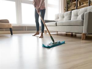 Shutterstock_1477334129_clean floor_tīrīt grīdu.jpg