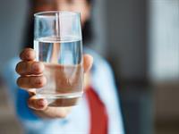 Shutterstock_2463474971_water in glass_ūdens glāzē.jpg