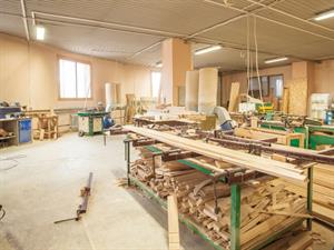 Shutterstock_388542925_carpentry workshop_kokapstrādes cehs.jpg