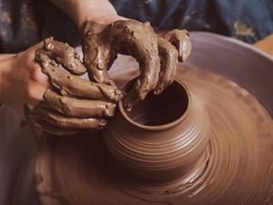 Shutterstock_1377692564_pottery_māls keramika.jpg