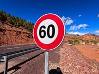 Shutterstock_2537745375_speed limit sign_ātruma ierobežojuma zīme.jpg